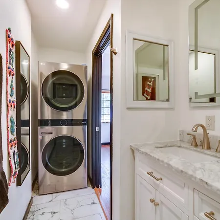 Apartment Less Than 1 Mi To Plaza Mtn-view Gem With Hot Tub!